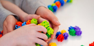 recurso niño jugando autismo madre educacion infantil