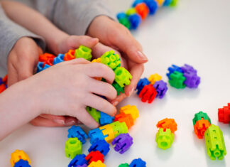 Alicia Rodríguez Villafruela: “El conocimiento del TEA es limitado y persisten estigmas” recurso niño jugando autismo madre educacion infantil