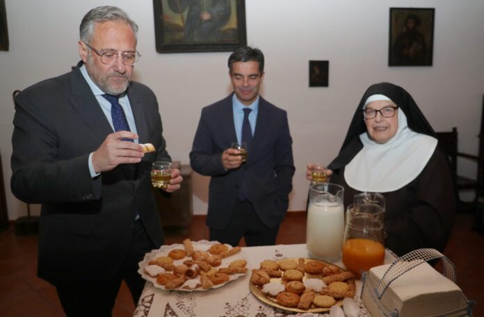 Presentación de las jornadas de repostería de convento 'Dulce Tentacion' El presidente de las Cortes de Castilla y León, Carlos Pollán; junto al presidente de la fundación Castila y León, Juan Zapatero; y a sor Micaela,presenta en el Monasterio de santa Clara las jornadas de repostería de convento Dulce Tentación' en Carrión de los Condes (Palencia). Brágimo / ICAL