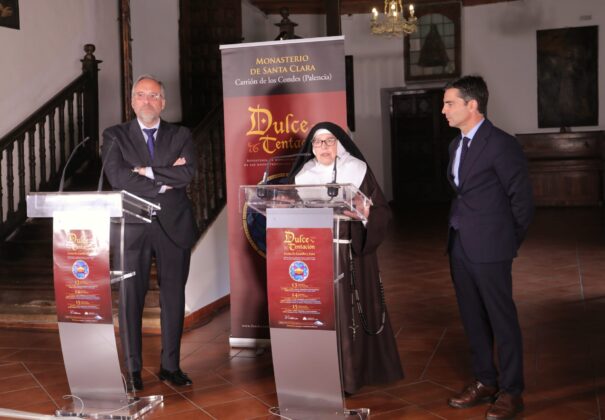 El presidente de las Cortes de Castilla y Le&oacute;n, Carlos Poll&aacute;n; junto al presidente de la fundaci&oacute;n Castila y Le&oacute;n, Juan Zapatero; y a sor Micaela,presenta en el Monasterio de santa Clara las jornadas de reposter&iacute;a de convento Dulce Tentaci&oacute;n' en Carri&oacute;n de los Condes (Palencia). Br&aacute;gimo / ICAL