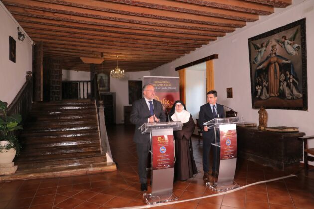 El presidente de las Cortes de Castilla y Le&oacute;n, Carlos Poll&aacute;n; junto al presidente de la fundaci&oacute;n Castila y Le&oacute;n, Juan Zapatero; y a sor Micaela,presenta en el Monasterio de santa Clara las jornadas de reposter&iacute;a de convento Dulce Tentaci&oacute;n' en Carri&oacute;n de los Condes (Palencia). Br&aacute;gimo / ICAL