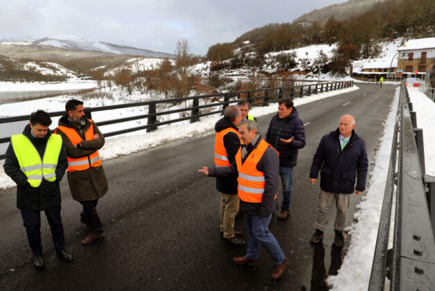 El consejero de Movilidad y Transformaci&oacute;n Digital visita las obras de la CL-627 de Cervera de Pisuerga al l&iacute;mite con Cantabria