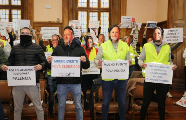 Protesta y desalojo de polic&iacute;as locales en el pleno del Ayuntamiento de Palencia. / Br&aacute;gimo (ICAL)