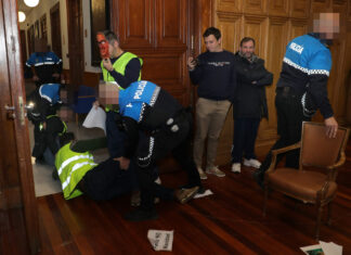 Sindicatos de Policía Local de Palencia protagonizan una protesta durante el pleno del Ayuntamiento