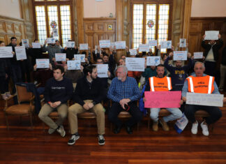 Los trabajadores municipales vuelven a protestar durante el pleno del Ayuntamiento de Palencia