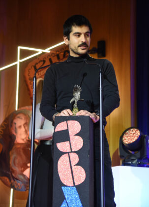 Alejandro Renedo recoge el premio a la Mejor Direcci&oacute;n por 'Solo los muertos se quedan'