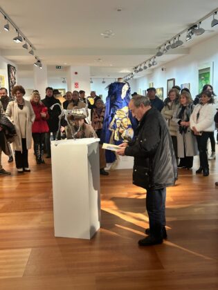 Antonio de la Pe&ntilde;a en la inauguraci&oacute;n de la muestra Arte Palencia del colectivo Thield&oacute;n