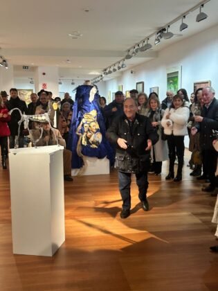 Antonio de la Pe&ntilde;a en la inauguraci&oacute;n de la muestra Arte Palencia del colectivo Thield&oacute;n