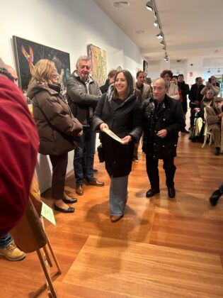 Antonio de la Pe&ntilde;a en la inauguraci&oacute;n de la muestra Arte Palencia del colectivo Thield&oacute;n