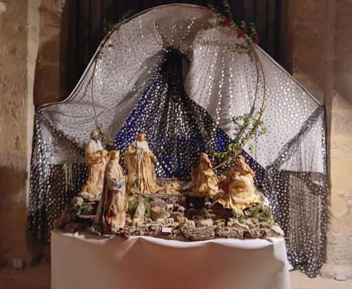 FOTO 1. Bel&eacute;n napolitano, con grandes figuras con vestuario exquisito, en una de las capillas de la iglesia de Husillos