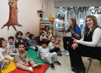 Brágimo / ICAL . La consejera de Educación, Rocío Lucas, junto a la directora del centro, Ana Escuadra, entre otros, en su visita a las obras realizadas en la Escuela de Educación Infantil ‘Miguel de Unamuno’, en Palencia