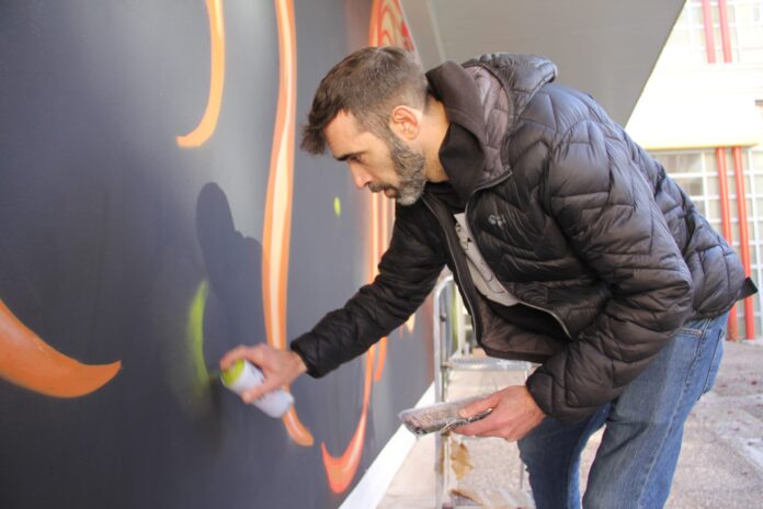 Palencia da la bienvenida al mural Demasiada sombra para tan poca luz de Javier Revilla El Chorro