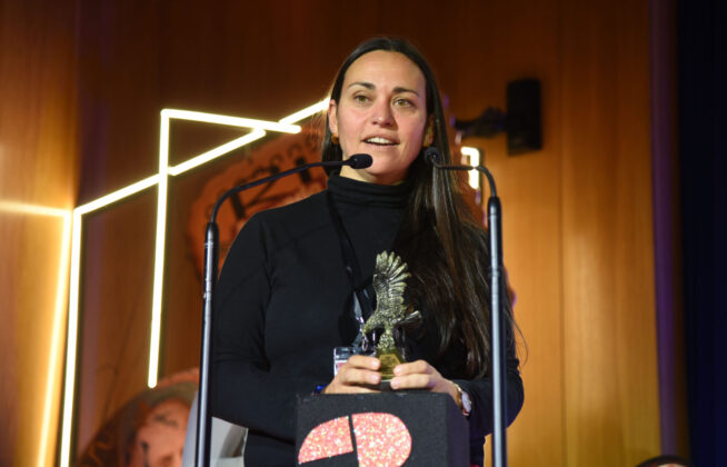 Salom&eacute; Lim&oacute;n recoge el premio en nombre de N&eacute;stor L&oacute;pez, premio del P&uacute;blico por 'Semillas de Kivu'