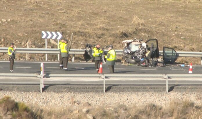 Fallecen dos personas tras chocar el turismo en el que viajaban con un camión en la carretera N-403, en Tornadizos (Ávila)