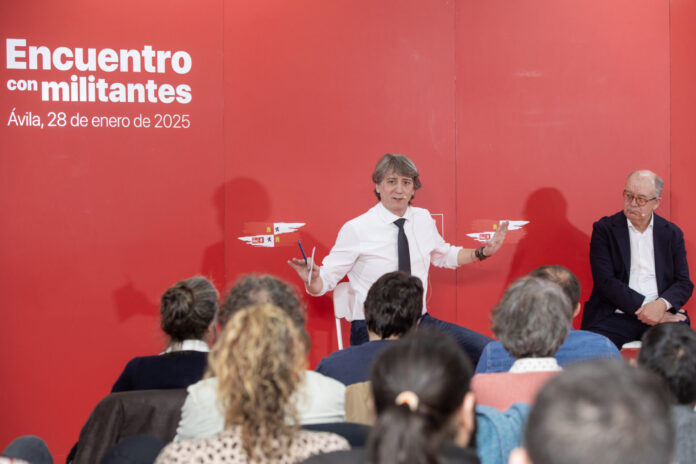 El secretario general electo del PSCyL mantiene un encuentro con militantes de Ávila. / ICAL