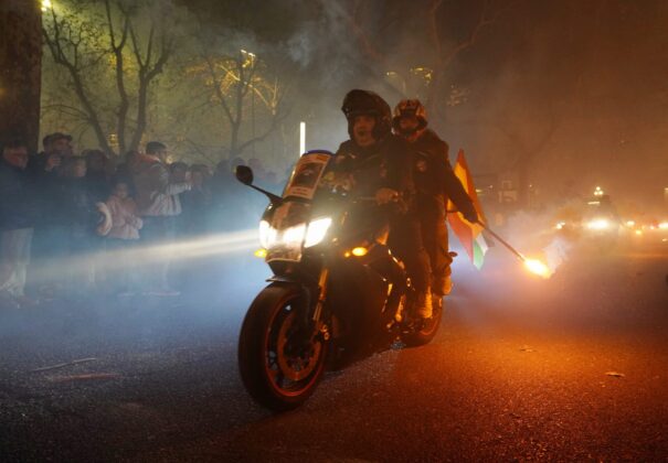 Desfile de antorchas en la concentraci&oacute;n motorista Ping&uuml;inos