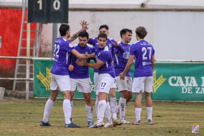 CD Becerril celebrando ante el Atlético Tordesillas
