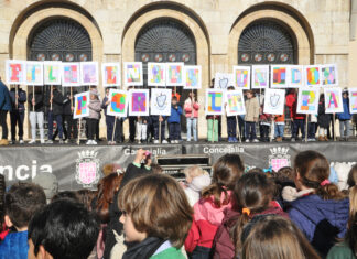 Fotonoticia: Día de la Paz en el Colegio Blanca de Castilla, en la Plaza Mayor Día de la Paz colegio filipense Blanca de Castilla