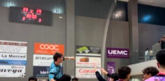 Julio Maté, portero del Walamove Balopal, a hombros tras el partido contra Aranda