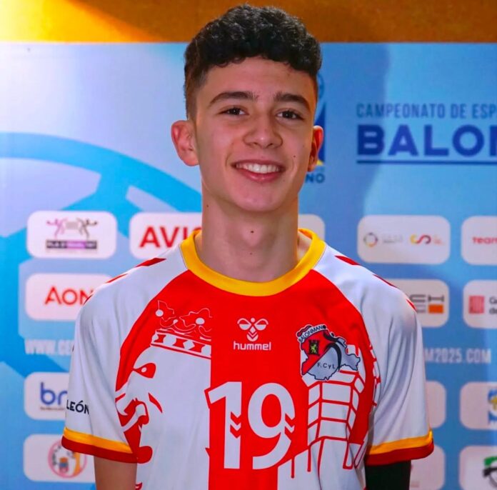 Mario Cisneros con la Selección de Castilla y León Mario Cisneros con la Selección de Castilla y León