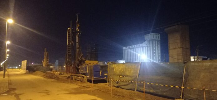 Micropilotadora parada en la madrugada del sábado 18 de enero en las obras de ADIF en el Camino Viejo de Husillos