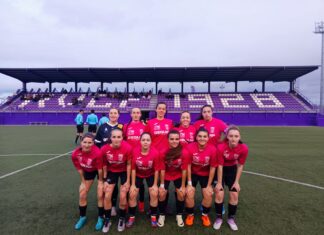 Resumen partido Valladolid - Palencia FF. En el encuentro disputado hoy en los anexos del zorrila hubo un claro protagonista, el aire. Primera parte con aire en contra que sumado al poco acierto en los pases hacía que nos fuéramos al descanso con un 2-1, aunque por juego y balón podría haber sido mucho peor. Apenas nos encontramos en el juego , con un centro del campo muy novedoso (Natalia, Julia y Sara) debido a las bajas. Solo podemos destacar en la primera parte un par de contras iniciadas por Lucía. Una de estas contras provocó un corner , que más tarde sacado por Rocío y finalizado por Sandra Juárez pondría el empate a 1. Tanto el 1-0 y el 2-1 de ellas vienen de un juego combinado con pase a nuestra espalda que sumado al aire a favor, nos hacía continuos daños. Hinojal (central) salvó en dos ocasiones seguidas el 2-0 bajo palos en la primera parte. Lara al final de la primera parte salva el 3-1 con un paradón que manda a corner. En la segunda parte con aire a favor , cambió algo la cosa. Con un muy buen comienzo en el arranque sumado a un pase de Luchi a la espalda de la defensa para Carolina Iglesias (que acababa de salir) se consigue el empate. Apenas era el primer balón que tocaba la jugadora que subía del cadete / juvenil. Tuvimos varias ocasiones para meter el tercero pero Anabel calcula mal (en un balón aéreo fácil para ella) un despeje por arriba de ellas, la pierde y se ve obligada a realizar falta, recibiendo así la amarilla que le hará perderse el próximo partido contra el Virgen del Camino (quinta amarilla). En esa misma falta lanzada desde un poco menos del medio campo, meterían un balón a la espalda de la defensa, Lara no calcula bien (se queda bajo palos) y meten a placer el 3-2 para ellas. Poco después, un corner lanzado por Rocío y rematado por Elena supone el empate a 3, resultado con el que finaliza el partido A 10 minutos del final , Luchi recibe roja directa en una disputa por un balón en el medio campo. Palencia Fútbol Femenino contra Real Valladolid 'B'