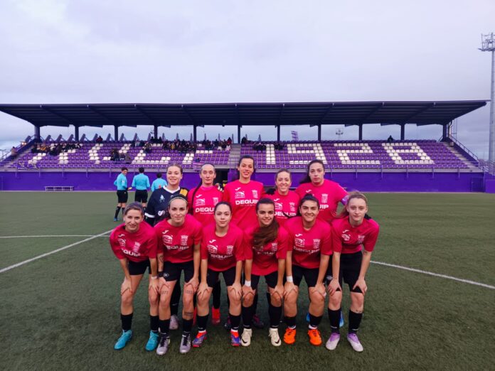 Palencia Fútbol Femenino contra Real Valladolid 'B' Resumen partido Valladolid - Palencia FF. En el encuentro disputado hoy en los anexos del zorrila hubo un claro protagonista, el aire. Primera parte con aire en contra que sumado al poco acierto en los pases hacía que nos fuéramos al descanso con un 2-1, aunque por juego y balón podría haber sido mucho peor. Apenas nos encontramos en el juego , con un centro del campo muy novedoso (Natalia, Julia y Sara) debido a las bajas. Solo podemos destacar en la primera parte un par de contras iniciadas por Lucía. Una de estas contras provocó un corner , que más tarde sacado por Rocío y finalizado por Sandra Juárez pondría el empate a 1. Tanto el 1-0 y el 2-1 de ellas vienen de un juego combinado con pase a nuestra espalda que sumado al aire a favor, nos hacía continuos daños. Hinojal (central) salvó en dos ocasiones seguidas el 2-0 bajo palos en la primera parte. Lara al final de la primera parte salva el 3-1 con un paradón que manda a corner. En la segunda parte con aire a favor , cambió algo la cosa. Con un muy buen comienzo en el arranque sumado a un pase de Luchi a la espalda de la defensa para Carolina Iglesias (que acababa de salir) se consigue el empate. Apenas era el primer balón que tocaba la jugadora que subía del cadete / juvenil. Tuvimos varias ocasiones para meter el tercero pero Anabel calcula mal (en un balón aéreo fácil para ella) un despeje por arriba de ellas, la pierde y se ve obligada a realizar falta, recibiendo así la amarilla que le hará perderse el próximo partido contra el Virgen del Camino (quinta amarilla). En esa misma falta lanzada desde un poco menos del medio campo, meterían un balón a la espalda de la defensa, Lara no calcula bien (se queda bajo palos) y meten a placer el 3-2 para ellas. Poco después, un corner lanzado por Rocío y rematado por Elena supone el empate a 3, resultado con el que finaliza el partido A 10 minutos del final , Luchi recibe roja directa en una disputa por un balón en el medio campo. Palencia Fútbol Femenino contra Real Valladolid 'B'