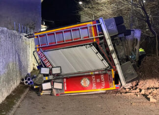 Heridos tres bomberos de la Diputación de Valladolid en el vuelco de su camión en Fompedraza