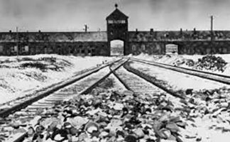Imagen de archivo. La entrada de Auscwhitz II-Birkenau a la que los prisioneros llamaban la puerta de la muerte. © Museo de Auscwhitz