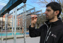 El responsable de organismo de Inspección Ingeniería Sanpe, David Santos, muestra como se realiza una inspección en un parque infaltil de Palencia, en la imagen una comprobación con una sonda para determinar el atrapamieto de dedos