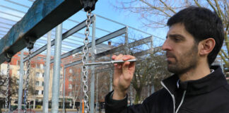 El responsable de organismo de Inspección Ingeniería Sanpe, David Santos, muestra como se realiza una inspección en un parque infaltil de Palencia, en la imagen una comprobación con una sonda para determinar el atrapamieto de dedos