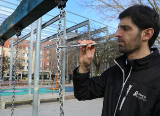 El responsable de organismo de Inspección Ingeniería Sanpe, David Santos, muestra como se realiza una inspección en un parque infaltil de Palencia, en la imagen una comprobación con una sonda para determinar el atrapamieto de dedos