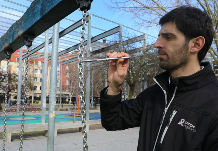 El responsable de organismo de Inspección Ingeniería Sanpe, David Santos, muestra como se realiza una inspección en un parque infaltil de Palencia, en la imagen una comprobación con una sonda para determinar el atrapamieto de dedos
