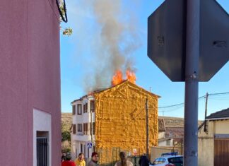 (Video) Un incendio arrasa dos viviendas adosadas en Santibáñez de la Peña santibáñez de la peña incendio (2)