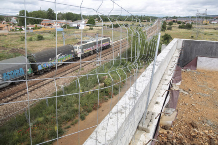 Adif AV, la Junta y el Ayuntamiento de San Andrés del Rabanedo supervisan la ejecución del paso superior de San Juan de Dios Ejecución del paso superior de San Juan de Dios, sobre la línea férrea León-Gijón. / ICAL