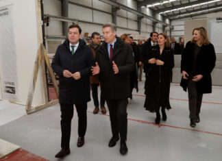 Alberto Núñez Feijóo y Alfonso Mañueco visitan la empresa Medgon en Carrión de los Condes (Palencia)