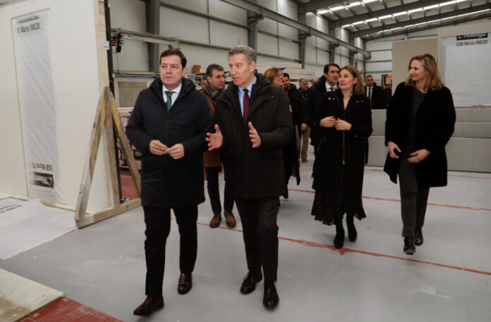 Alberto Núñez Feijóo y Alfonso Mañueco visitan la empresa Medgon en Carrión de los Condes (Palencia)