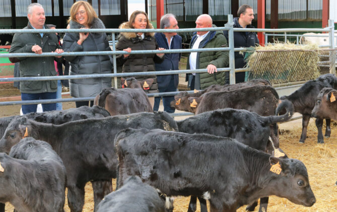 La consejera de Agricultura visita una granja de vacuno de leche en Dehesa de Romanos (Palencia)