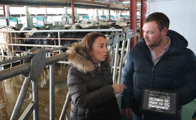 La consejera de Agricultura visita una granja de vacuno de leche en Dehesa de Romanos (Palencia)