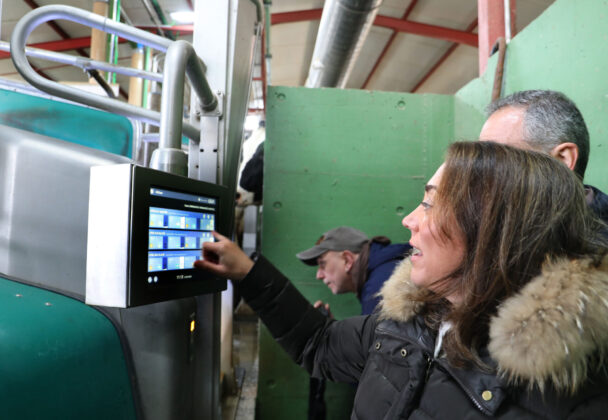 La consejera de Agricultura visita una granja de vacuno de leche en Dehesa de Romanos (Palencia)
