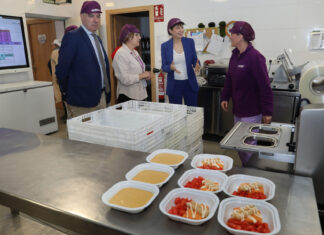 Ana Redondo aplaude la labor de la cooperativa regentada por mujeres en Saldaña La ministra de Igualdad visita una cooperativa en Saldaña (Palencia)
