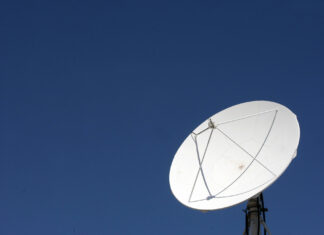 Velilla negocia con Red Eléctrica Española un convenio para instalar TV por satélite