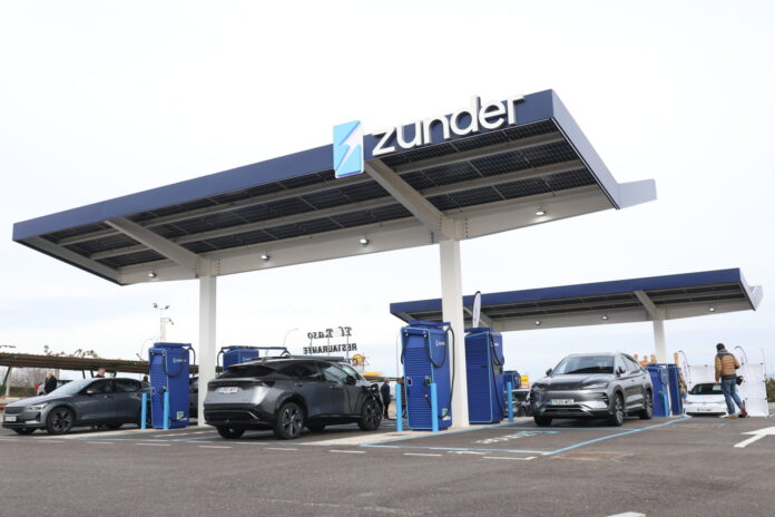 La consejera de Industria, Comercio y Empleo inaugura la estación de carga Zunder El Raso de Villalpando