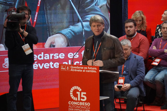 Carlos-Martínez-y-Pedro-Sánchez-durante-el-15-Congreso-Autonómico-del-PSOE-de-CyL-en-Palenci2a2