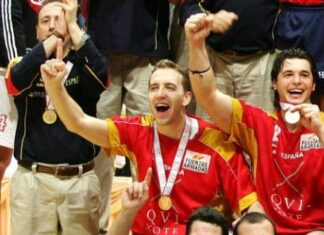 Fernando Hernández, técnico del Walamove Balopal, celebra el 20º aniversario de su Mundial con los Hispanos Fernando Hernández con los Hispanos