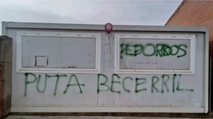 Pintadas-contra-el-Becerril