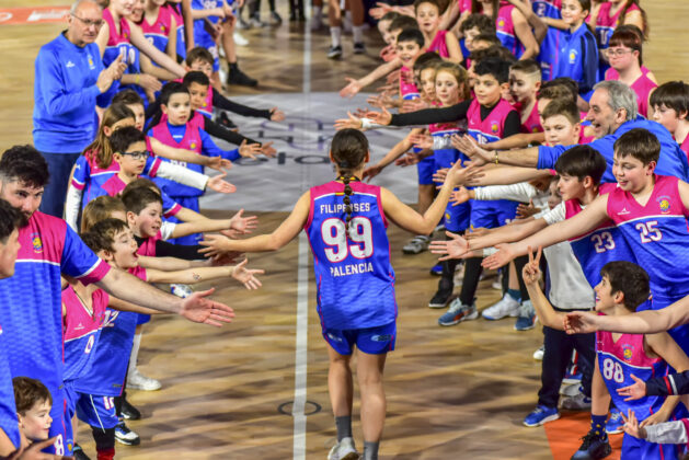 Fotograf&iacute;a: Isma Su&aacute;rez. Recibimiento de los j&oacute;venes jugadores del Filipenses