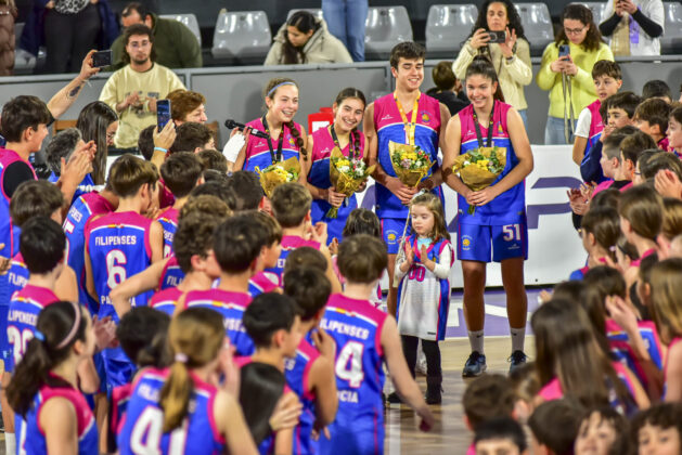 Fotograf&iacute;a: Isma Su&aacute;rez. Recibimiento de los j&oacute;venes jugadores del Filipenses