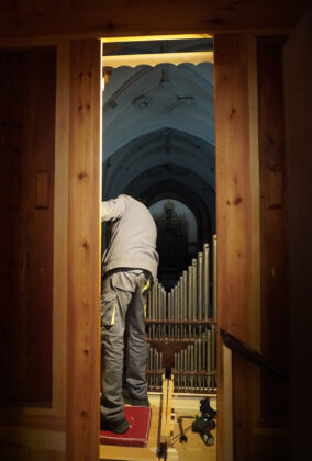 T&eacute;cnicos de la empresa Acitores Organer&iacute;a y Arte realizan el montaje en San Pablo