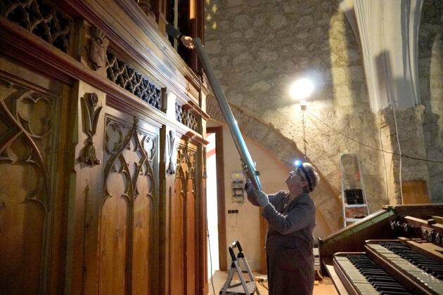 T&eacute;cnicos de la empresa Acitores Organer&iacute;a y Arte realizan el montaje en San Pablo